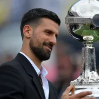 La imagen más random del 2024: ¡Novak Djokovic con la Copa Libertadores!