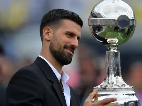 La imagen más random del 2024: ¡Novak Djokovic con la Copa Libertadores!