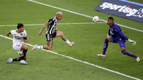 Eduardo Vargas desperdició algunas oportunidades de gol.