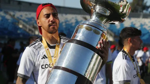 Javier Correa con la Supercopa ganada por Colo Colo.
