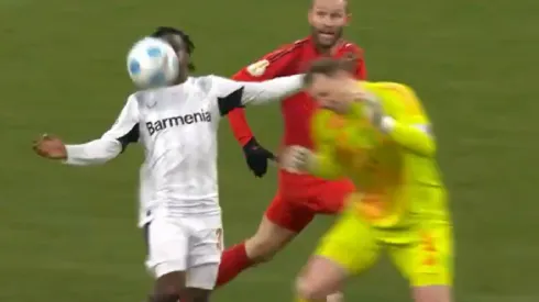 Manuel Neuer recibió la primera tarjeta roja de su carrera por una falta increíble.