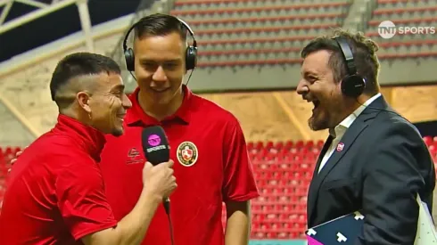 Popín Castro no supo como agarrar el micrófono de TNT.