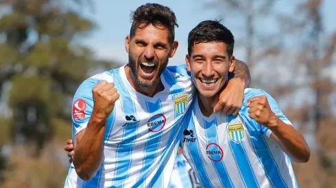 Joaquín Larrivey con este zurdo que deja Magallanes y apunta de nuevo a la primera división.