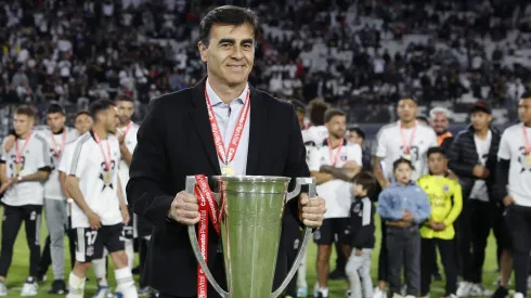 Gustavo Quinteros con el trofeo del Campeonato Nacional 2022.