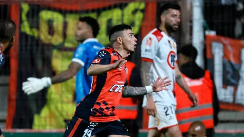 Daniel Castro festeja uno de sus dos tantos en la ida entre Deportes Limache y Rangers de Talca.