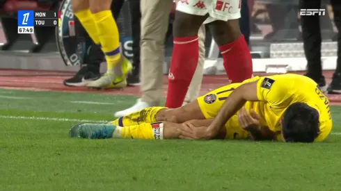 Gabriel Suazo recibiço fea falta en el duelo del Toulouse vs el Monaco.