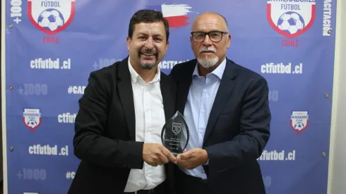 El reconocimiento para Eduardo Espinoza, alcalde electo de Macul.