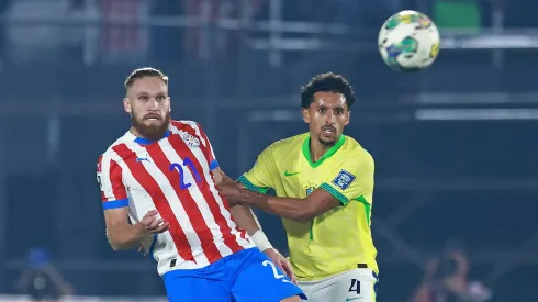 Isidro Pitta aguanta la marca del brasileño Marquinhos.