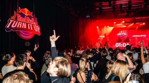 Red Bull Turn It Up llega por primera vez a Chile para buscar a la dupla de DJ más prendida de la fiesta.