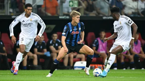 Jude Bellingham y Charles De Ketelaere en el enfrentamiento entre Atalanta y Real Madrid en la Supercopa de Europa.