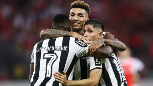 Los jugadores de Botafogo festejan uno de los tantos ante Internacional en el Brasileirão 2024.