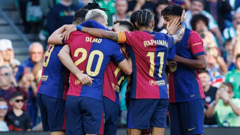 Los jugadores de Barcelona festejan el gol de Robert Lewandoski ante Real Betis en LaLiga 2024/25.