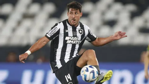 Gabriel Pires en acción por Botafogo, donde fue dirigido por Tiago Nunes.