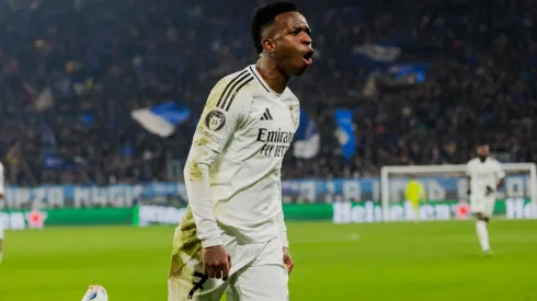 Vinícius Junior festeja su gol para Real Madrid en el juego contra Atalanta en la UEFA Champions League 2024/25.
