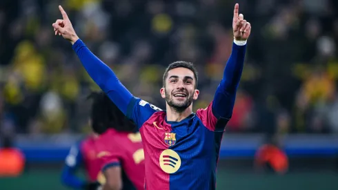 Ferrán Torres festeja uno de sus goles para Barcelona en el juego contra Borussia Dortmund en el Signal Iduna Park.
