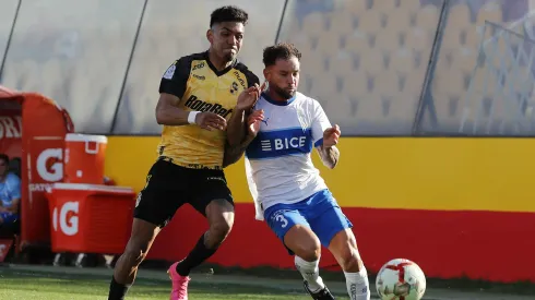 Dylan Escobar ante Eugenio Mena. Serán compañeros en la Católica.