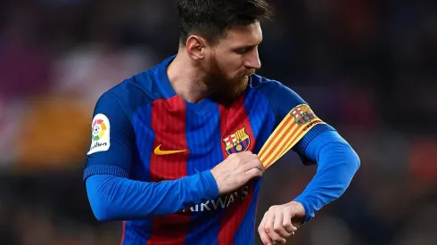 Messi con la camiseta del Barcelona y la jineta de capitán.