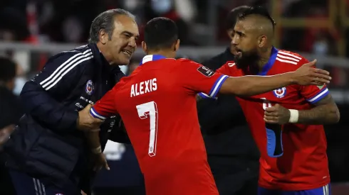 Martín Lasarte como DT de Chile: les da indicaciones a Vidal y Sánchez.