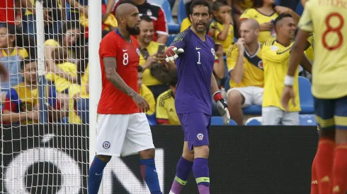 Claudio Bravo negocia con Colo Colo y aseguran que Arturo Vidal no está contento.