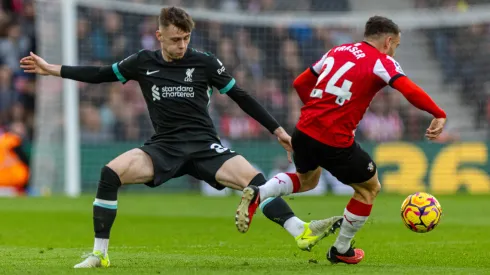 Conor Bradley y Ryan Fraser en el juego que Liverpool le ganó por 3-2 a Southampton en el St Mary's Stadium.