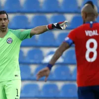 Histórico barre con jugadores de Colo Colo que le hacen la cruz a Claudio Bravo