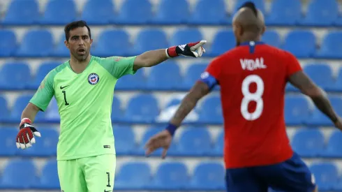 Claudio Bravo ve dudas en el camarín de Colo Colo ante su posible arribo.