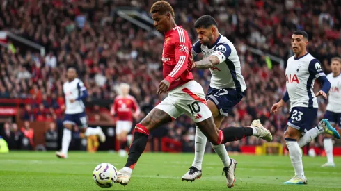 Marcus Rashford y Cristian Romero en la goleada 3-0 de Tottenham sobre Manchester United en la fecha 3 de la Premier League 2024/25.