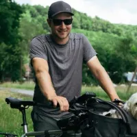 Desde Ecuador a Santiago: Joven alemán pedalea junto a su perro para recaudar fondos para pacientes con cáncer de sangre