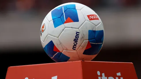 La pelota oficial de la Liga de Primera 2025.