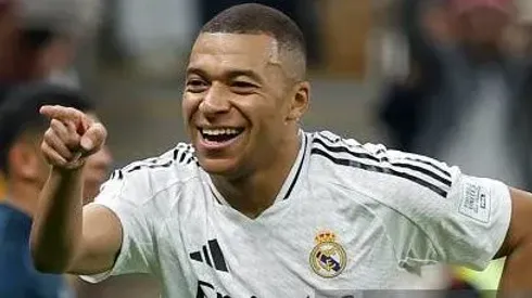 Kylian Mbappe jugando por el Real Madrid frente al Pachuca por la Copa Intercontinental.