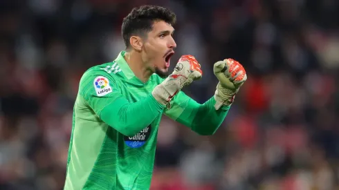 Dituro se aleja del arco de Colo Colo