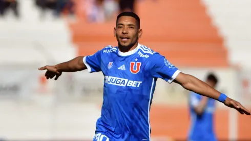 Chorri Palacios festeja una conquista en El Salvador ante Cobresal.