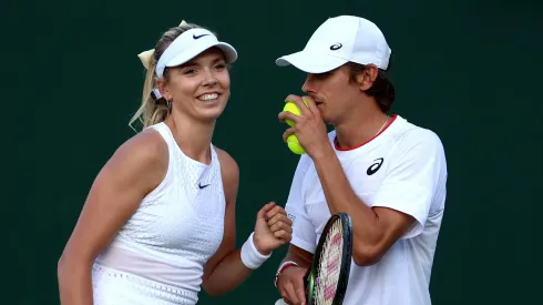 Katie Boulter y Alex De Miñaur en el partido de primera ronda de dobles mixtos durante la quinta jornada de The Championships Wimbledon 2023.