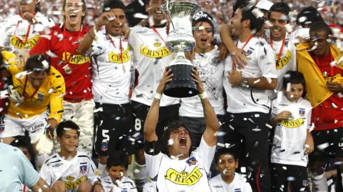 FUTBOL, COLO COLO VS. PALESTINO<br />
FINAL, PARTIDO DE REVANCHA, CLAUSURA 2008<br />
ARTURO SANHUEZA, CENTRO, CAPITAN DE COLO COLO, LEVANTA LA COPA DE CAMPEONES.<br />
20/12/2008,<br />
SANTIAGO, CHILE<br />
LUIS HIDALGO/PHOTOSPORT