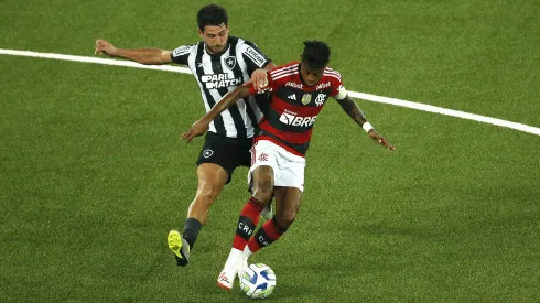 Gabriel Pires en acción ante Bruno Henrique de Flamengo.