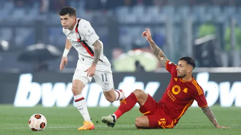 Christian Pulisic y Leandro Paredes en uno de los enfrentamientos entre Milan y Roma.