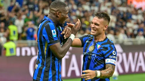 Marcus Thuram y Lautaron Martínez, delantero de Inter, celebran contra Atalanta, rival de la Supercopa de Italia, en un juego de liga.