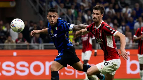 Lautaro Martínez y Matteo Gabbia en el último enfrentamiento entre Inter y Milan en la Serie A 2024/25.