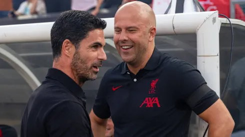 Mikel Arteta y Arne Slot, entrenadores de Arsenal y Liverpool, los dos candidatos a jugar la final de la Copa de la Liga.