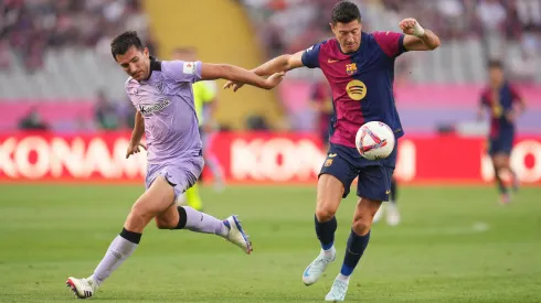 Daniel Vivian y Robert Lewandowski en el duelo de la fecha 2 de la liga española entre Barcelona y Athletic Club.