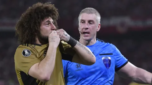 Maxi Falcón besando la camiseta de Colo Colo.