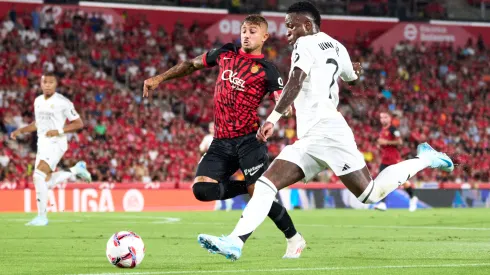 Pablo Maffeo y Vinícius Júnior en el juego entre Mallorca y Real Madrid en LaLiga 2024/25.