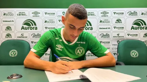 Este jugador es el capitán del equipo Sub 20 de Chapecoense.