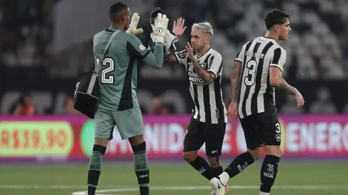 Diego Hernandez (Centro de la imagen) estuvo en Botafogo hasta mediados del 2024, disputando tres duelos por la fase de grupos de Copa Libertadores.