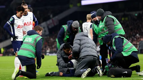 El futbolista uruguayo fue retirado en camilla