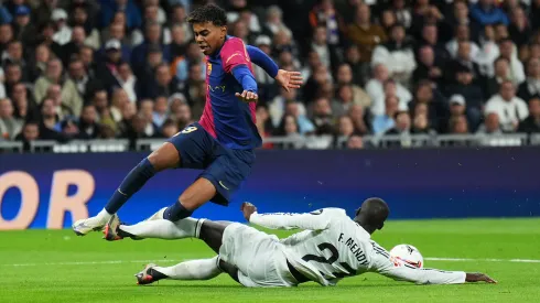 Lamine Yamal y Ferland Mendy, en la goleada de Barcelona sobre Real Madrid en la liga española.