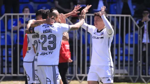 El jugador de Colo Colo, Erick Wiemberg, celebra un gol junto a sus compañeros.