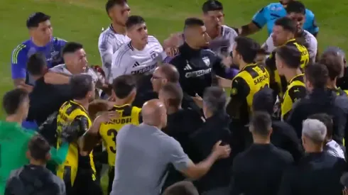 Una pelota disputada entre Alan Saldivia y Sosa dejó la grande.