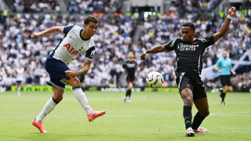 Brennan Johnson y Justin Timber en el último enfrentamiento entre Arsenal y Tottenham.