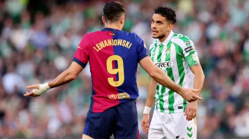 Robert Lewandowski y Marc Bartra en el último duelo entre Real Betis y Barcelona, que terminó con un marcador de 2-2.